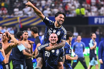 González junto a Alexis, en el festejo de la selección tras vencer a Inglaterra en semis del Mundial