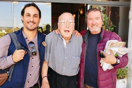 González junto a Fabio Zerpa y el escritor español JJ Benítez, autor de la saga "Caballo de Troya"