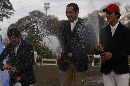 González Raineri (ganador) y Trosch celebran en el podio
