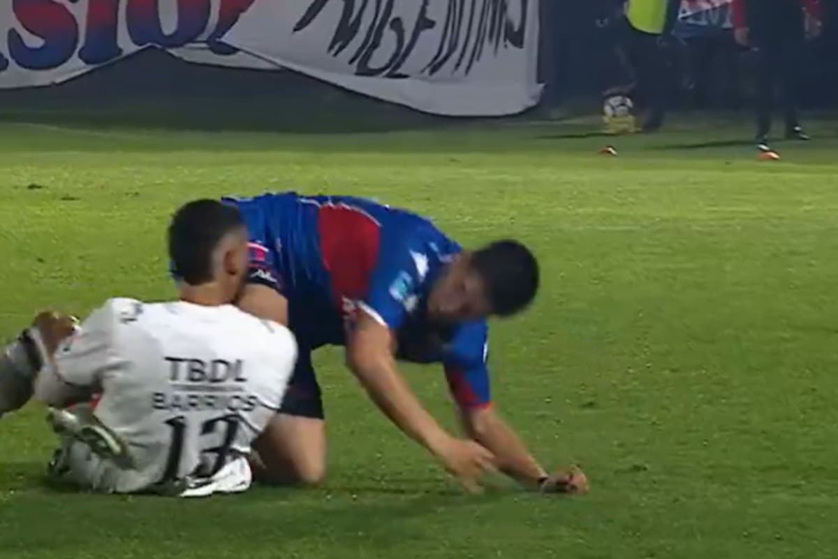 González y Barrios protagonizaron un forcejeo que obligó a detener el partido