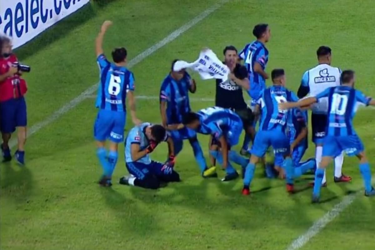 González ya atajó el último penal y empieza la fiesta de San Telmo en el Coloso Bielsa