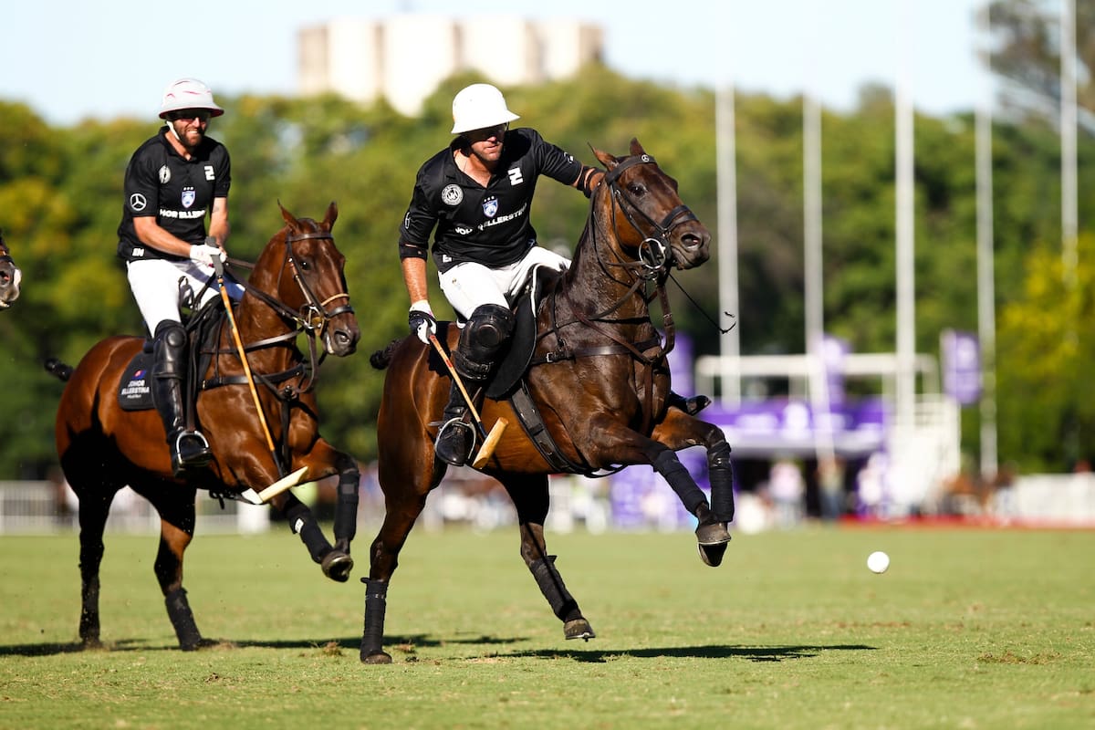 Gonzalito Pieres va en busca de la bocha; lo sigue Polito Pieres