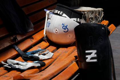 El clásico casco blanco de Gonzalo Pieres (h.), la marca de Ellerstina en la bota, los guantes: mucho polo en una escena estática.