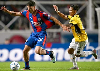 Gonzalo Abrego maneja la pelota ante David González: con un desempeño de menor a mayor, San Lorenzo justificó la victoria sobre Deportivo Cuenca