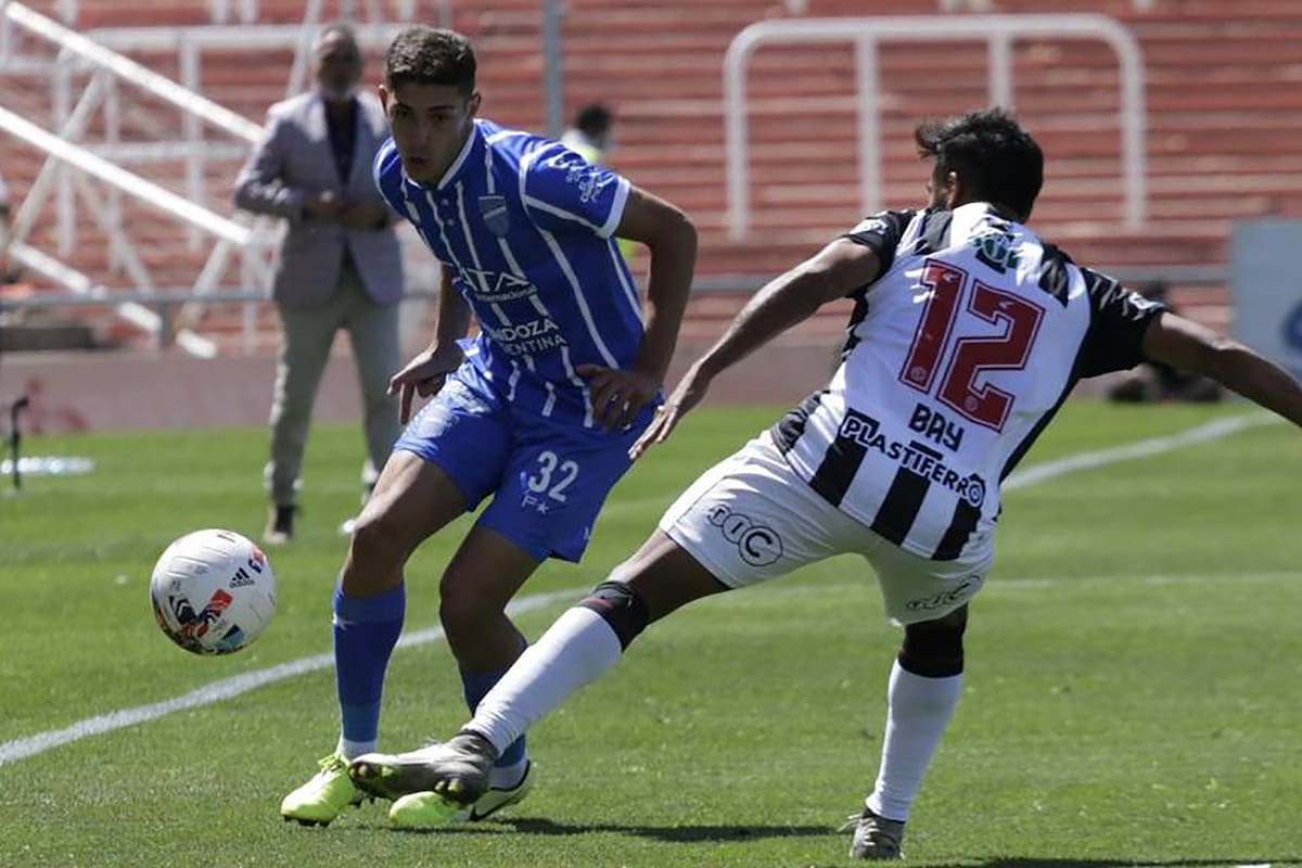 Gonzalo Abrego y Jonathan Bay disputan el balón. Godoy Cruz no pudo quebrar el cero y dejó dos puntos en el camino ante el conjunto santiagueño