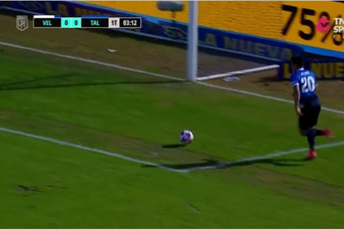 Gonzalo Álvez se quedó con la pelota tras presionar al arquero Leo Burián y se va al gol... pero no podrá convertir