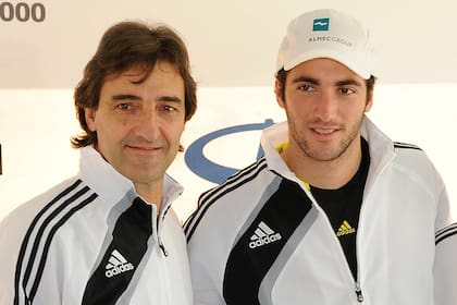 Gonzalo "Pipita" Higuain junto a su padre Jorge "Pipa" Higuain