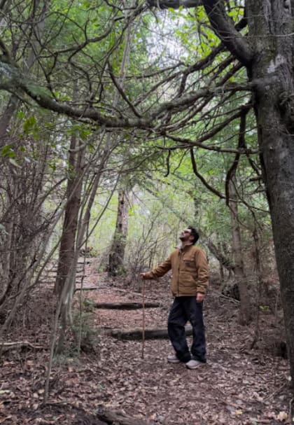 Gonzalo aprovechó para caminar entre los árboles del bosque nativo (Foto: Instagram/@brendagandiniok)