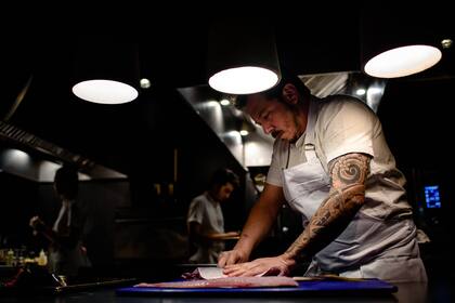 Gonzalo Aramburu en acción, en la cocina de su premiado restaurante.