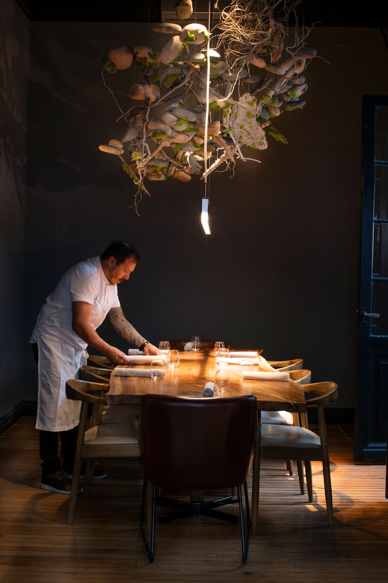 Gonzalo Aramburu en su premiado restaurante.