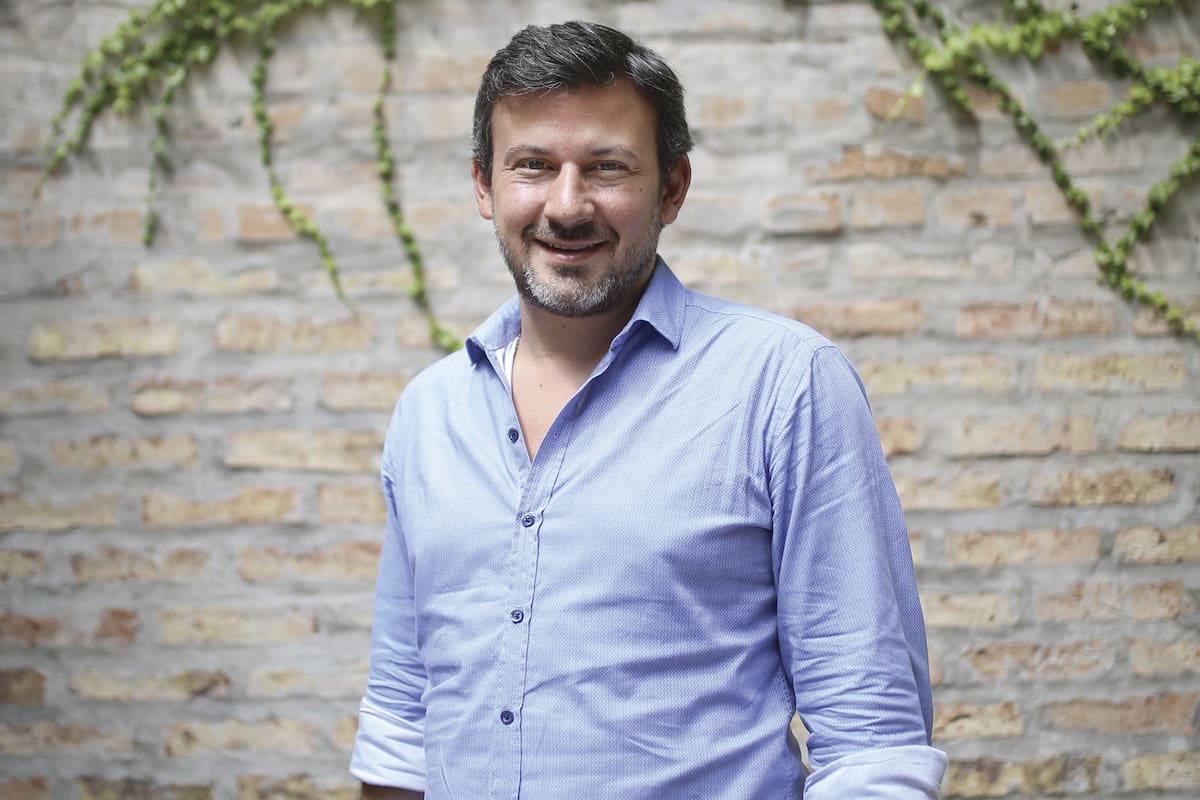 Gonzalo Báez Viglia (40) creó una plataforma que combina un chatbot con la gestión humana