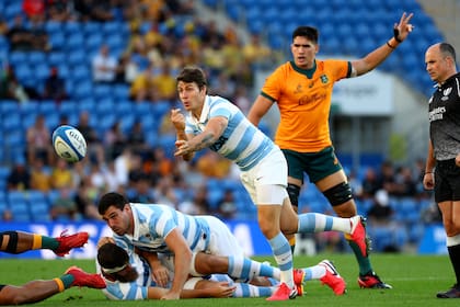 Gonzalo Bertranou abre el juego a la salida de un scrum; en los primeros minutos, no tiene continuidad el juego de los Pumas contra Australia, en el última fecha del Rugby Championship.