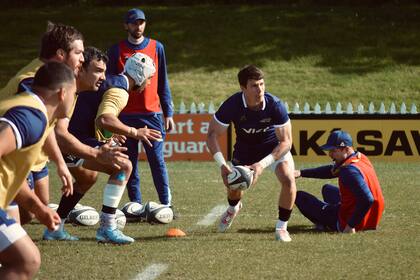 Gonzalo Bertranou haciendo trabajo de medio-scrum en una práctica de los Pumas en Nueva Zelanda, con miras al encuentro de este sábado con All Blacks por el Rugby Championship.