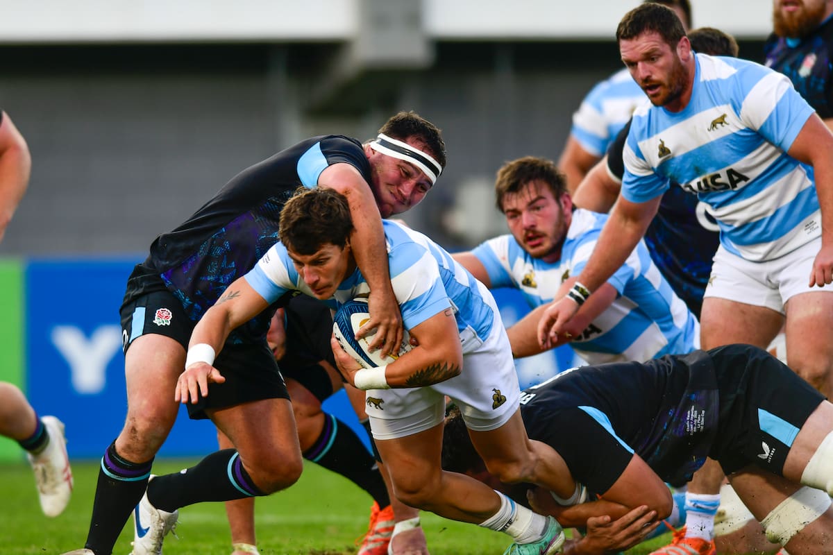 Gonzalo Bertranou no estuvo rápido para sacar la pelota de los rucks