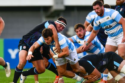 Gonzalo Bertranou no estuvo rápido para sacar la pelota de los rucks