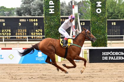 Gonzalo Borda celebró en la montura de Malibú Spring, en su primer gran premio en Palermo.