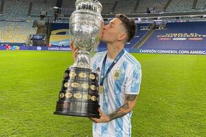 Gonzalo Campeon, el joven lateral derecho levanta un nuevo trofeo para su vitrina.