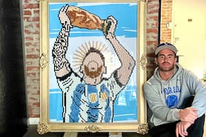 Gonzalo Castaño, exbasquetbolista, posa junto a una de sus obras, basada en Messi
