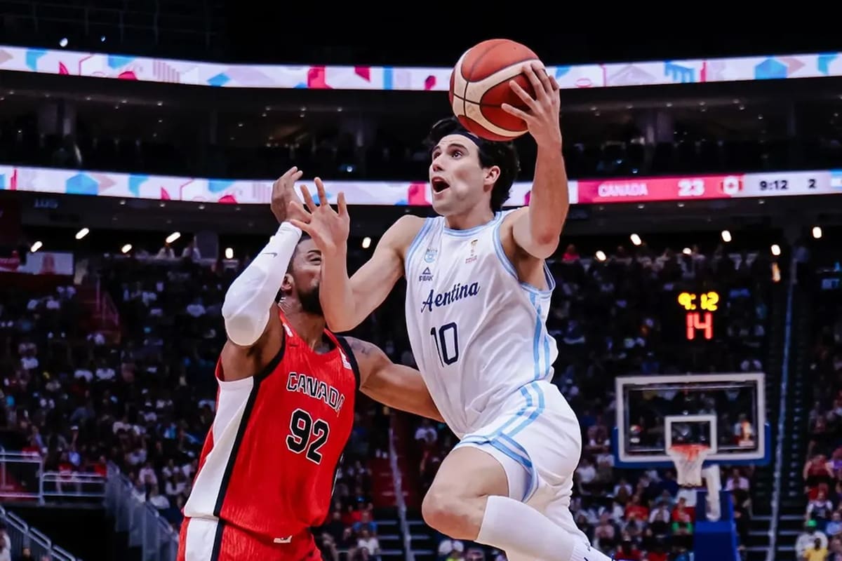 Gonzalo Corbalán, de la Argentina, va camino hacia el aro con la marca de Khem Birch, durante el partido de las eliminatorias FIBA rumbo al mundial de Qatar 2027