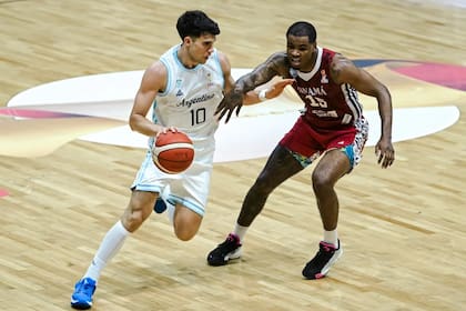 Gonzalo Corbalán intenta la penetración ante la marca de Luis Rodríguez Jr.