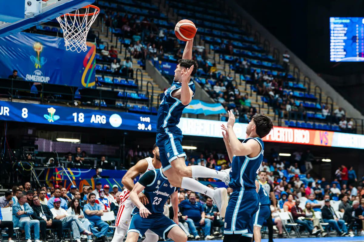 Gonzalo Corbalán toma espectacularmente un rebote delante de Alex Negrete de Santiago Trouet; la selección argentina remontó y está entre los cuatro mejores de la AmeriCup.