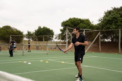 Gonzalo Costantini, deportista como su padre Eduardo, participó de la clínica de tenis.