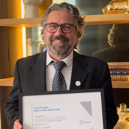 Gonzalo Cruz recibió el certificado de "marca país" por sus productos