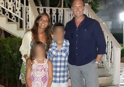 Gonzalo Diz, junto a su mujer, Verónica, y sus hijos