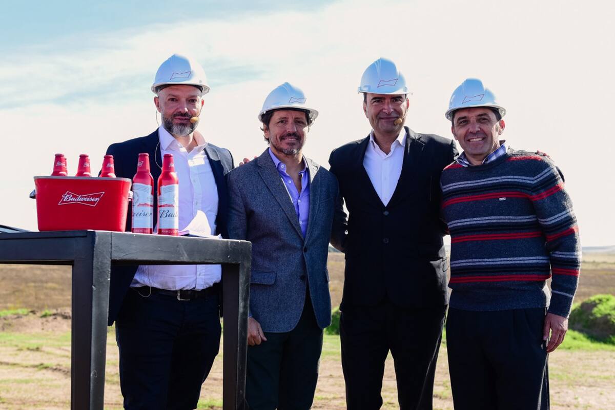 Gonzalo Fagioli, VP de Asuntos Corporativos de Cerveceria y Malteria Quilmes; Martin Ticinese, presidente de Cerveceria y Malteria Quilmes; Ruben Vazquez, gerente general de Energias Renovables de Central Puerto; Jorge Otamendi, intendente de Achiras