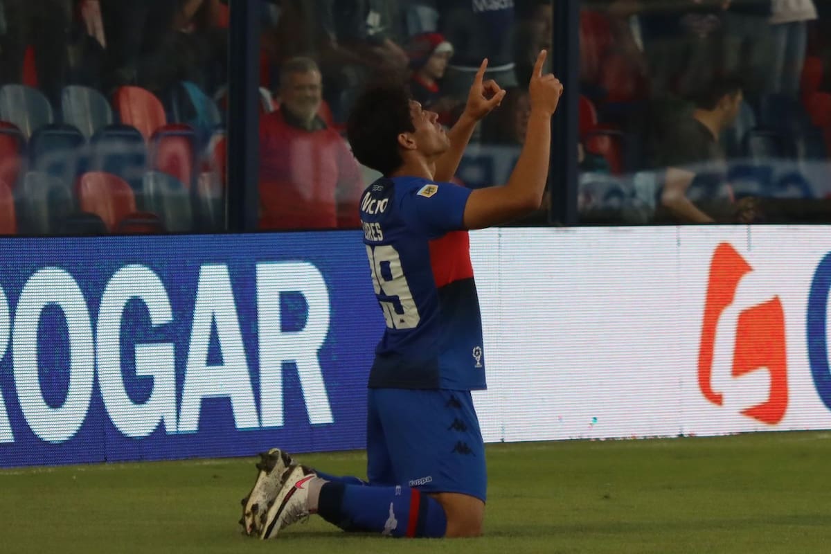 Gonzalo Flores, delantero de Tigre, festeja el 2-0 ante Huracán; el equipo de Victoria sigue con su racha ganadora