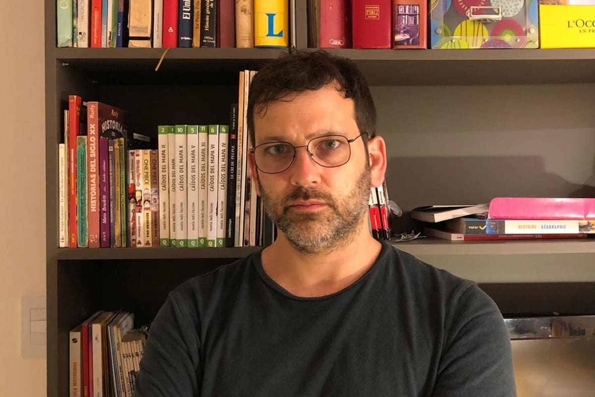 Gonzalo Garcés es escritor y tiene tres hijos en edad escolar, de cinco, 15 y 17 años