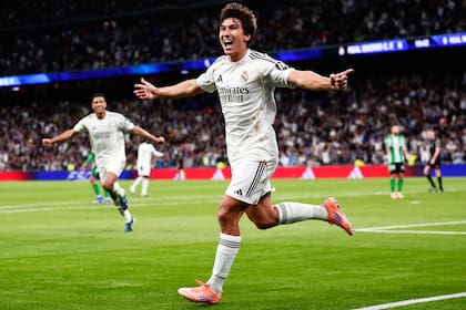 Gonzalo García celebra tras anotar el primer gol de su equipo durante el partido de fútbol de la lig
