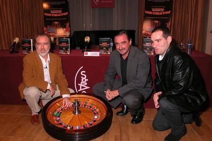 Gonzalo García-Pelayo, el presentador español Carlos Herrera e Iván García-Pelayo en la presentación del libro La fabulosa historia de los Pelayos, que se publicó en el año 2003