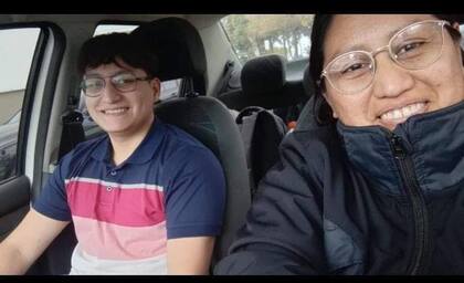 Gonzalo Güenchur junto a su madre