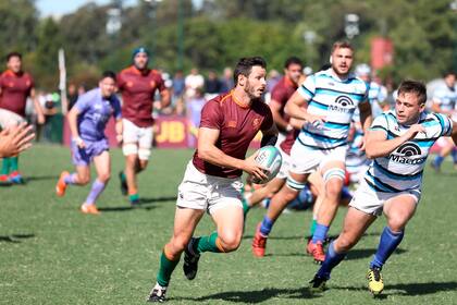 Gonzalo Gutiérrez Taboada, que ataca contra Lucas Sommer y Federico Haedo, fue decisivo no sólo con los tiros a los palos: de la mano del apertura, Newman le ganó a SIC la batalla táctica del juego con el pie, en la jornada inicial del Top 13 de la URBA.