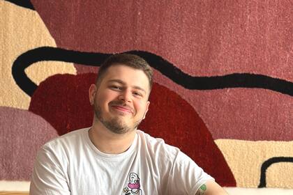 Gonzalo Haene con una de sus obras