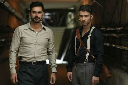 Gonzalo Heredia como Aldo Moretti y Albert Baró como Bruno Salvat