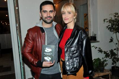 Gonzalo Heredia presentó su primer libro, "Construcción de la mentira", y Brenda Gandini dijo presente para brindarle su apoyo
