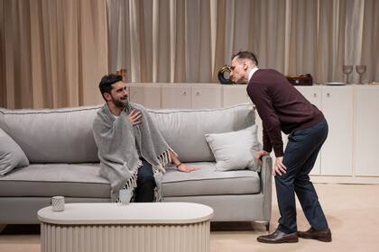 Gonzalo Heredia y Lautaro Delgado Tymruk, en una escena de La mentira