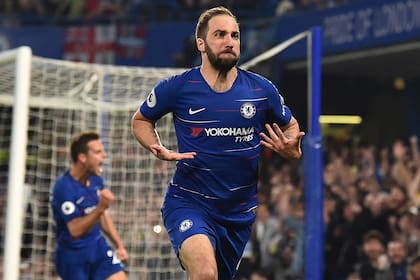 Gonzalo Higuaín celebra después de marcar su segundo gol durante el partido de fútbol de la Premier League inglesa entre Chelsea y Burnley en el Stamford Bridge en Londres el 22 de abril de 2019.