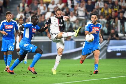 Gonzalo Higuaín convierte su gol ante Napoli.