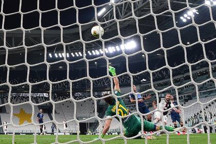 Gonzalo Higuaín definió lejos del alcance de Gabriel y puso el 3-0 para Juventus ante Lecce