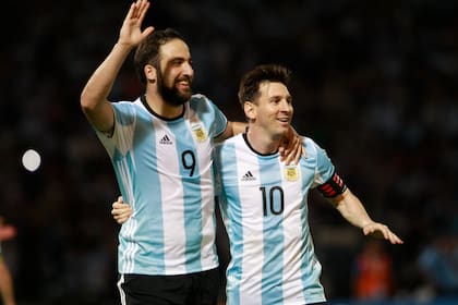 Gonzalo Higuaín junto a Messi en un partido de eliminatorias para Rusia 2018, ante Bolivia, en Córdoba
