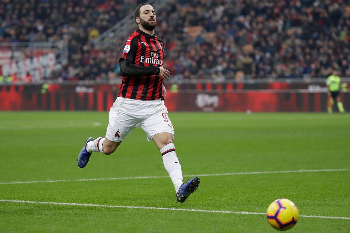 Gonzalo Higuaín podría emigrar al fútbol inglés para jugar en Chelsea