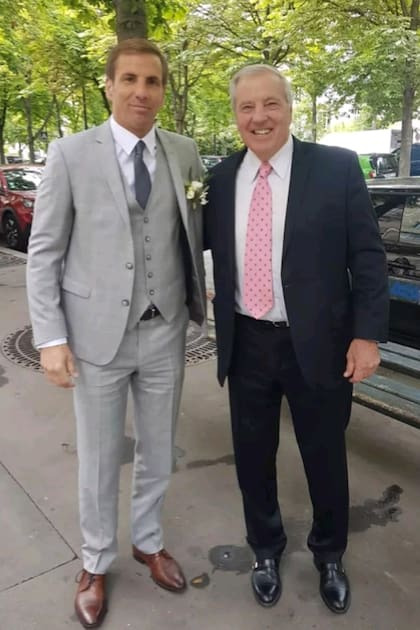 Gonzalo, impecable de traje de tres piezas gris, y su padre Bebe.