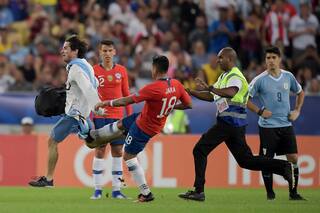 Copa América. La patada de Jara al "hombre pollo" que merecía la expulsión