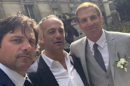 Gonzalo junto a Nito Uranga y Juan “Manasa” Fernández Miranda, testigos del casamiento.