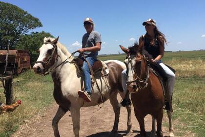 Gonzalo Lecumberri junto a su esposa recorriendo el campo