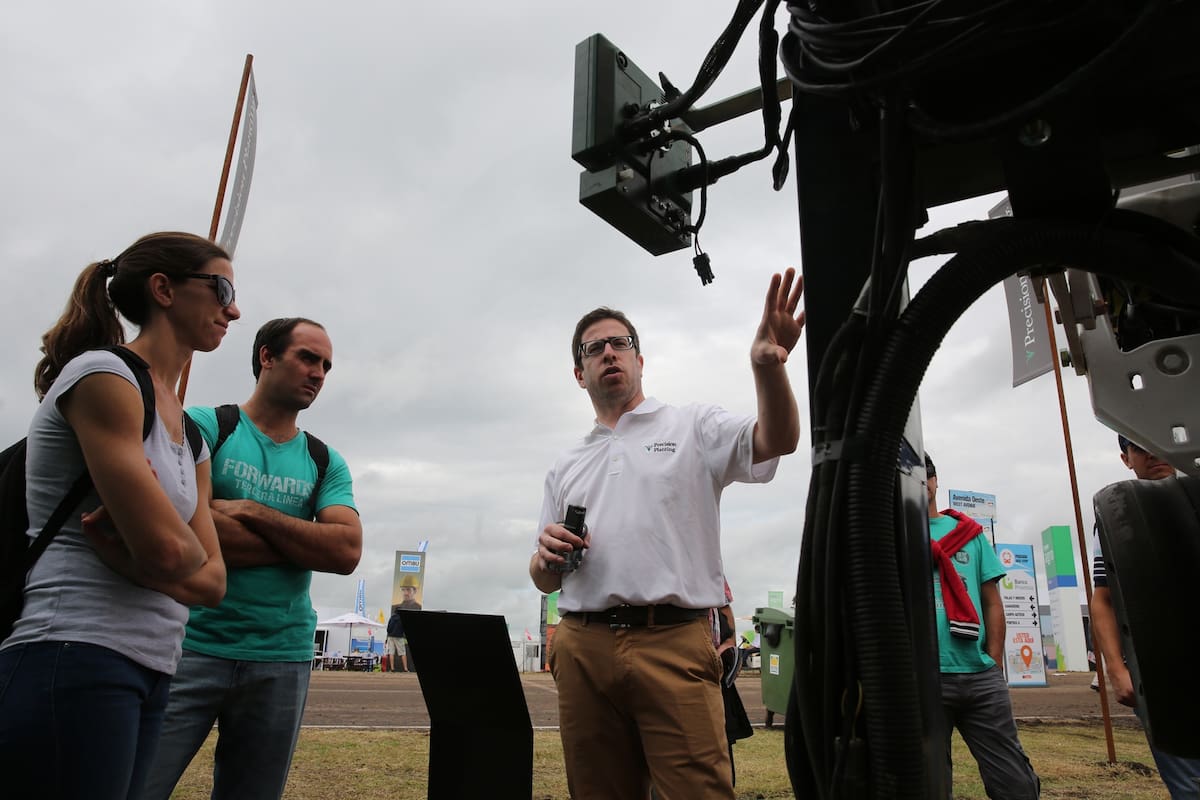 Gonzalo Lorenzo, de Precision Planting, en el stand con visitantes