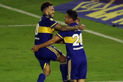 Gonzalo Maroni festeja su gol con Carlos Tevez; fue el segundo de Boca en el 2-0 ante Huracán en Parque Patricios, por la Copa de la Liga Profesional.